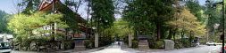 新緑が美しい永平寺正門のパノラマ風景写真